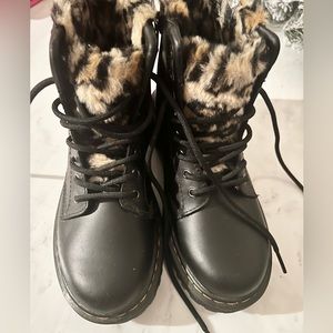 Dr Martens Girls Serena Leo fur lined boots - SIZE 2 - NWOB!